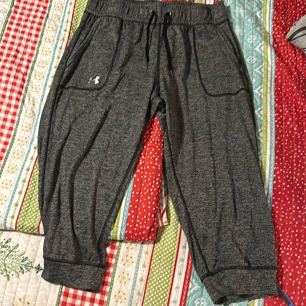 Gently used Under Armor cropped loose jegging sweatpants.